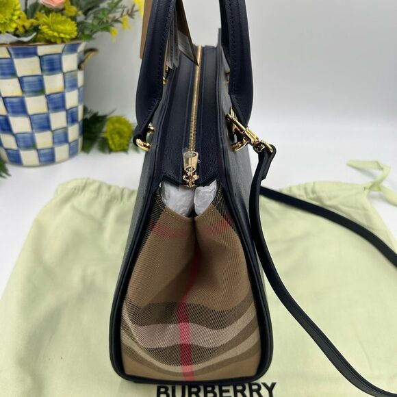 Women’s Burberry Banwell classic check handbag with detachable shoulder strap - Picture 4 of 15